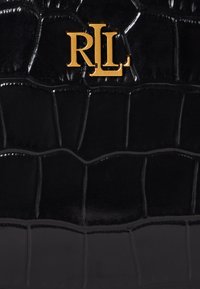 Melnas lakotas ādas soma ar strukturētu krokodila rakstu un zelta "RLL" logo akcentu. Gluda virsma ar spīdīgu mirdzumu.