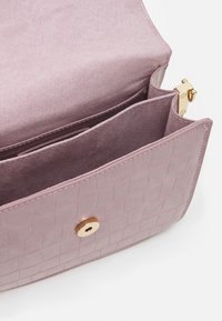 PARFOIS Axelremsväska - purple