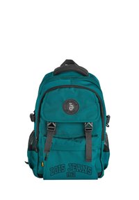 Mochila azul verdosa con acentos negros, que cuenta con un bolsillo frontal, parche con logo y bolsillos laterales de malla. Fabricada con un tejido duradero y con correas ajustables.