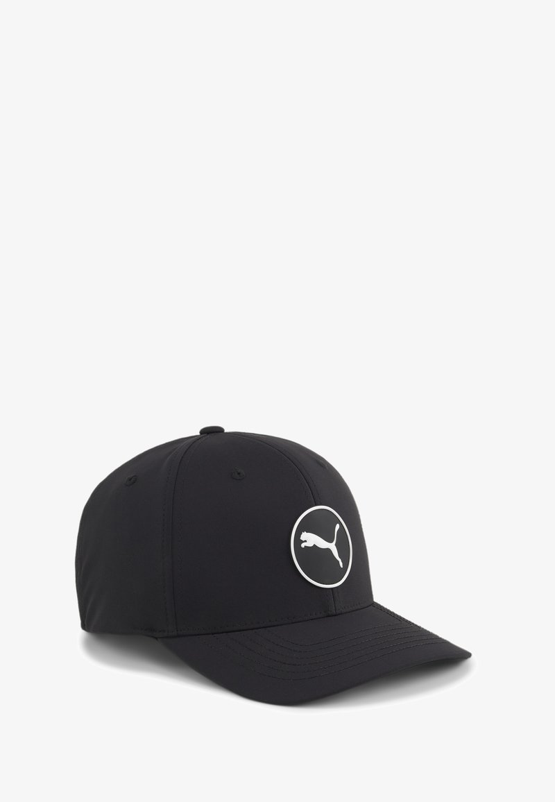 Svart keps i tyg med rund krona och böjd skärm. Har en cirkulär Puma-logotyp i vitt framtill.