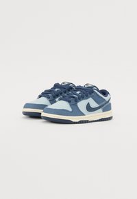 Blå og lyseblå Nike sneakers med en overdel i ruskind og mesh, rund tå, tykk hvid mellemsål og en mørkeblå gummiydersål.
