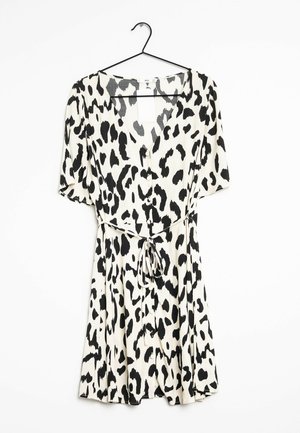 Kjole med leopardprint i off-white og sort, der har V-hals, korte ærmer og bælte med bindebånd i taljen. Glat, letvægtsstof.