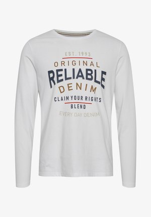 T-shirt a maniche lunghe bianco con testo stampato audace in blu scuro, marrone e rosso. Collo rotondo e materiale in cotone morbido.