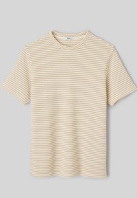 T-shirt en tricot à manches courtes beige et blanc à motifs, col rond, présenté sur un fond gris clair uni.