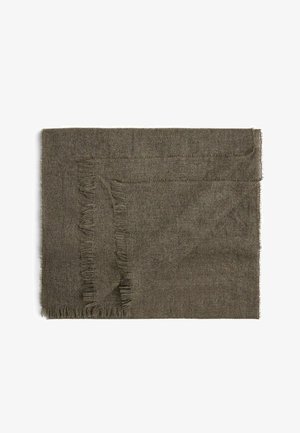 Brun vävd halsduk med fransiga kanter, texturerad väv och rektangulär form. Lätt material, lämpligt för lager-på-lager.