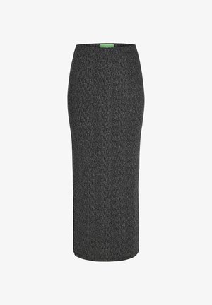 Siva, pletena suknja olovka s prilagođenim oblikom. Ima pojas i glatku teksturu. Zelena oznaka vidljiva na vrhu.