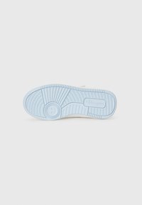 Semelle de sneaker en caoutchouc bleu clair avec un design texturé, comprenant des rainures et un logo embossé. Bord supérieur lisse en blanc.