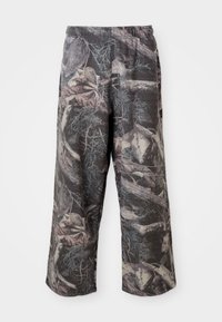 Camo-mønstrede bukser med vid benvidde i en afdæmpet grå og brun farveskala, elastisk talje og afslappet pasform for at øge komfort og bevægelsesfrihed.