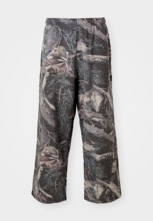 Pantalons à jambe large en motif camouflage avec une palette de couleurs grise et brune atténuée, taille élastique et coupe décontractée pour améliorer le confort et la mobilité.