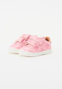 Różowe sneakersy z teksturowanym wzorem, dwoma paskami na rzepy i białymi gumowymi podeszwami. Wyróżniające się przeszycia i wyściełany kostka dla komfortu.