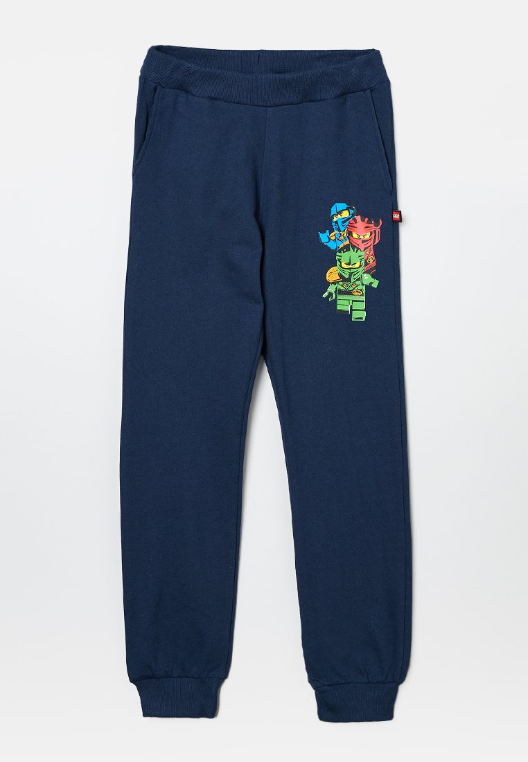 Navyblaue Jogginghose aus weichem Material, mit elastischem Bund und gerippten Bündchen. Bunte Grafik von Figuren auf dem linken Oberschenkel.