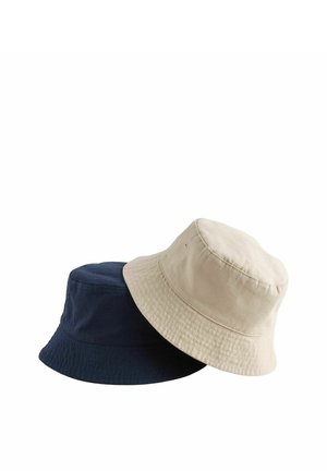 Beżowe i granatowe bawełniane kapelusze typu bucket na białym tle, ukazujące miękką fakturę tkaniny i przeszyte rondy.