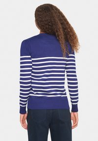 Pull en bleu marine avec des rayures blanches horizontales, encolure et poignets côtelés, silhouette ajustée, doté d'un design en maille texturée.