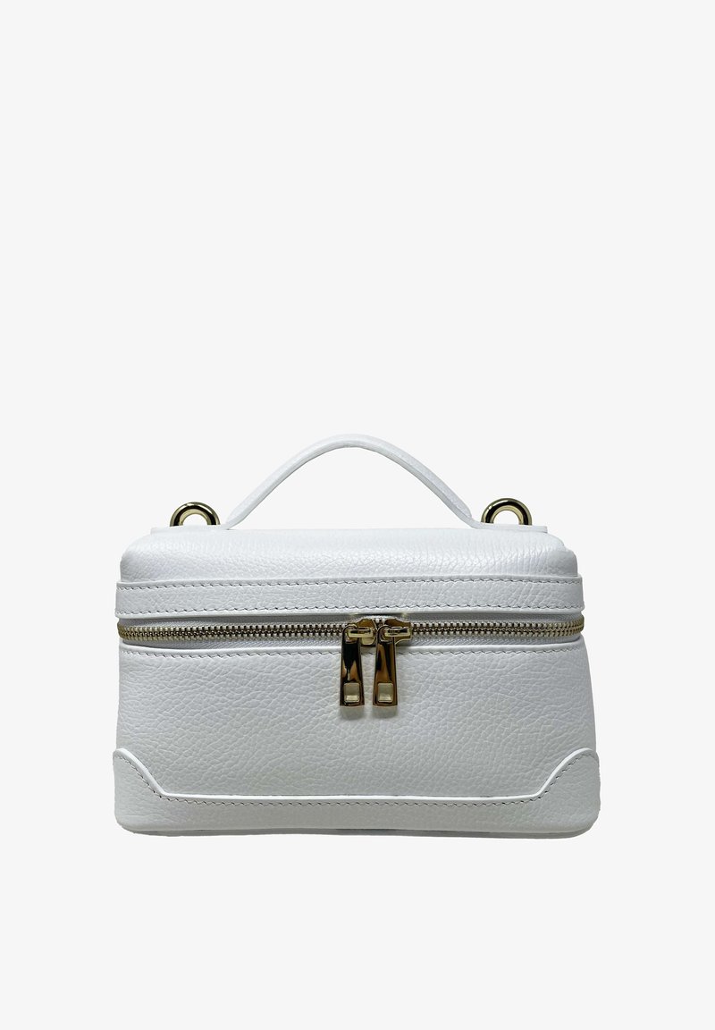 Bolso de cuero blanco con acabado texturizado, herrajes de cremallera dorados, asa superior y forma rectangular, con costuras en blanco de contraste.