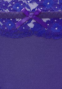 Lila Lingerie mit einem Spitzenoberteil, das florale Muster aufweist, einem Satinband und glattem Stoff darunter. Die Spitze hat eine filigrane Detailgestaltung.