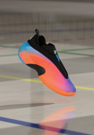 Tennisejalats musta pealiskattega, tallal ülejooks oranžist siniseni, lukuga sulgemise ja tekstuurse detailiga varbalaos.