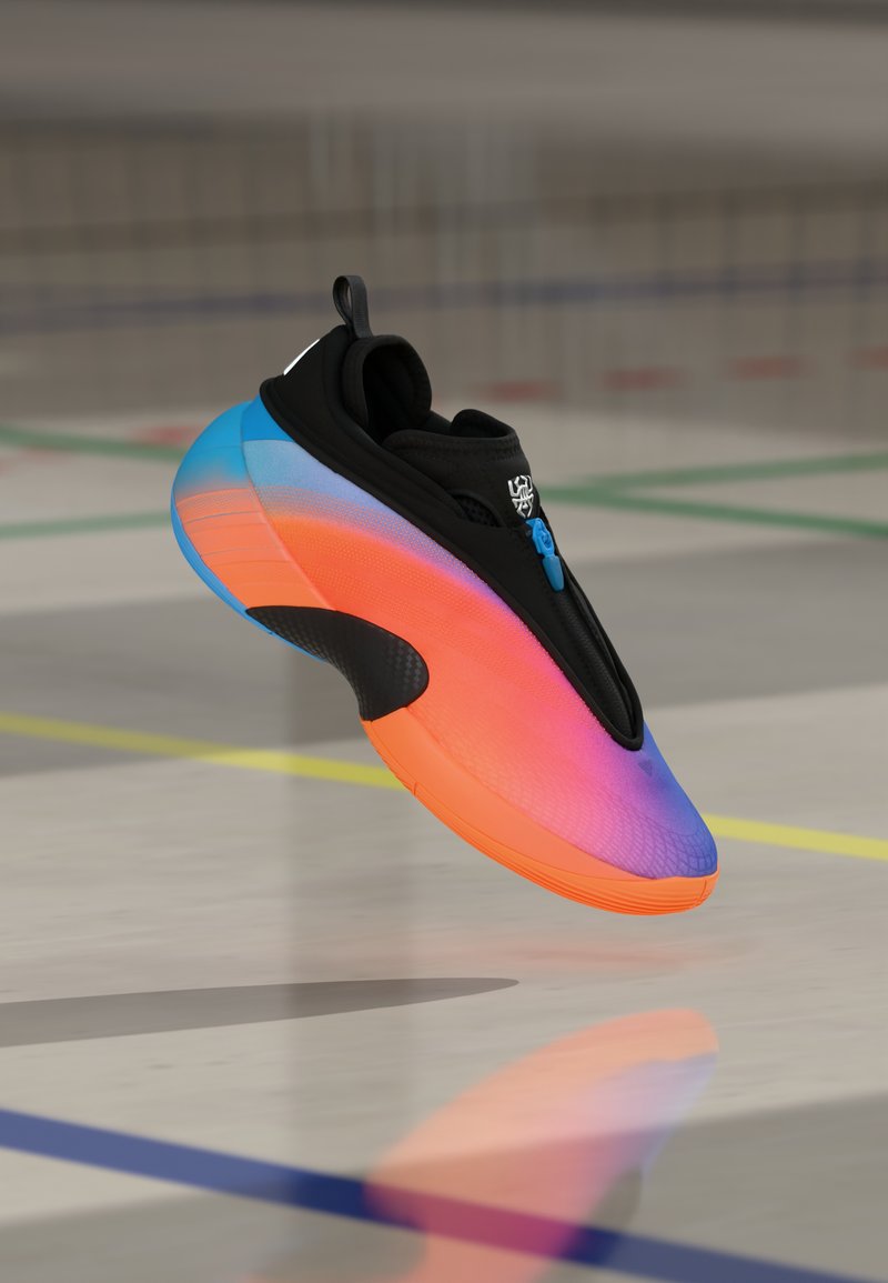 Αθλητικό παπούτσι με μαύρο επάνω μέρος, με διαβάθμιση από πορτοκαλί σε μπλε στη σόλα, με κλείσιμο με φερμουάρ και υφή λεπτομέρειας στην περιοχή των δαχτύλων.