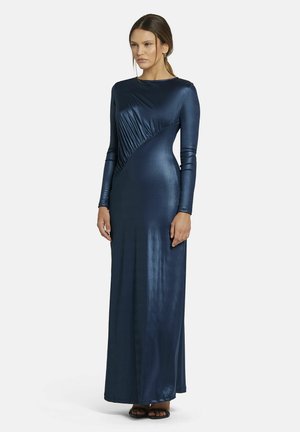 Navyblaues satin langärmliges Kleid mit tailliertem Oberteil, das diagonale Faltenlegung an der Taille und einen fließenden Rock hat.