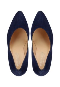 Zapatos de tacón de ante azul marino con puntera afilada y una textura suave, que cuentan con una plantilla de color nude y un sutil branding en el interior. Diseño clásico y elegante.