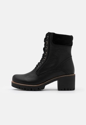 Bottine en cuir noir avec lacets à l'avant, col rembourré, talon épais et semelle crantée robuste.