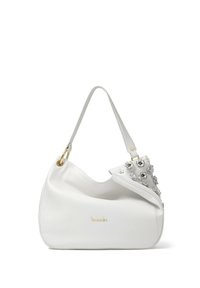 Sac à main en cuir blanc avec une forme courbée, orné de fleurs sur un côté et de accents métalliques dorés. Logo de la marque affiché.