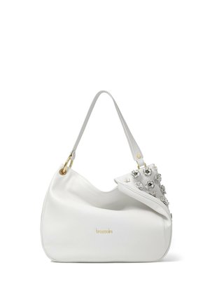 Borsa a mano in pelle bianca con forma curva, adornata con decorazioni floreali su un lato e dettagli in metallo dorato. Logo del marchio esibito.