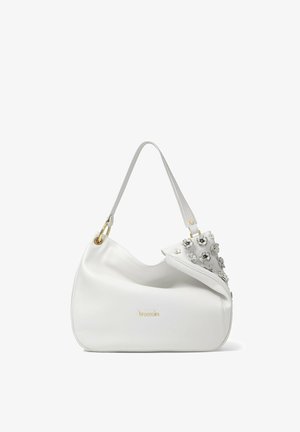 Borsa a mano in pelle bianca con forma curva, adornata con decorazioni floreali su un lato e dettagli in metallo dorato. Logo del marchio esibito.