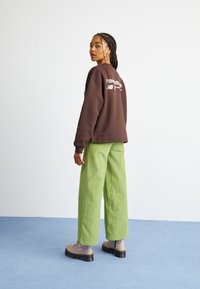 New Balance LINEAR HERITAGE BRUSHED BACK CREWNECK - Sportska majica - black coffee