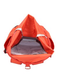 Sac à dos orange avec une large ouverture, offrant un intérieur gris spacieux, des zips et un design minimaliste. Comprend des sangles d'épaule ajustables.