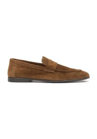 Mocassins en daim marron avec une semelle noire plate, présentant un dessus lisse et une sangle décorative à l'avant. Design simple et forme de bout arrondi.