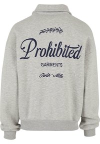 Sudadera gris con un diseño de cuello. Cuenta con texto en azul marino "Prendas Prohibidas" y "Berlín-Mitte" en la parte posterior. Textura suave.
