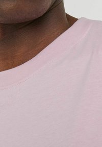 Jack & Jones JORVESTERBRO CREW NECK - T-shirt imprimé - pink nectar