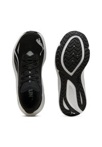 Des chaussures de sport noires avec une tige en maille texturée, des accents blancs et une semelle en caoutchouc à motifs. Les caractéristiques comprennent des lacets et des détails de marque.
