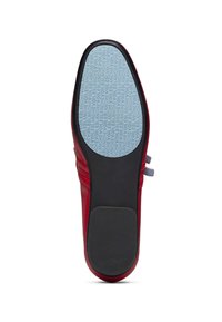 Semelle en cuir rouge avec un dessous en caoutchouc noir texturé et une semelle intérieure bleu clair comportant des motifs de texte répétés. Forme arrondie avec des accents sur les côtés.