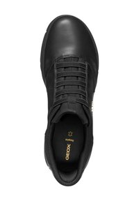 Baskets en cuir noir avec une languette en mesh, un col rembourré et des lacets plats. Présente un logo doré et un design à bout rond.