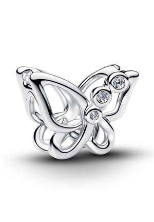 Anello argentato a forma di farfalla con tre piccoli gemme rotondi trasparenti su un'ala, metallo lucido e riflettente su sfondo bianco.