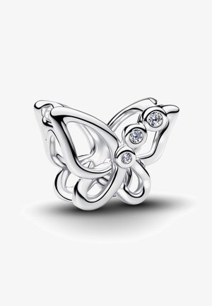 Anello argentato a forma di farfalla con tre piccoli gemme rotondi trasparenti su un'ala, metallo lucido e riflettente su sfondo bianco.