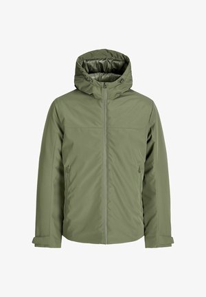 Olijfgroene jas met capuchon, voorzien van een ritssluiting aan de voorkant en twee zijzakken. De stof lijkt glad met een lichtgewicht ontwerp.