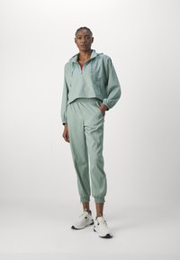 Girlfriend Collective SUMMIT TRACK PANT - Treniņtērpa apakšdaļas - chinoiserie