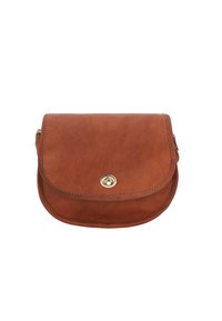 Hnedá kožená crossbody taška s okrúhlym klopom, zlatým kovaním a kontrastným prešívaním. Kompaktný dizajn s hladkým, textúrovaným povrchom.