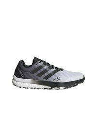 Zapatilla deportiva gris y negra con parte superior de malla, tres rayas negras, suela texturizada y amortiguación visible en la entresuela. Presenta el número "210."