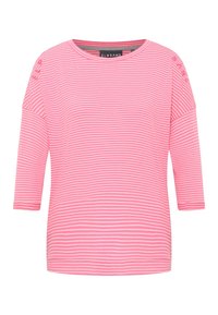 Rosa randig T-shirt med trekvartsärmar, tillverkad av mjukt tyg, med rund halsringning och dekorativa detaljer på axlarna.