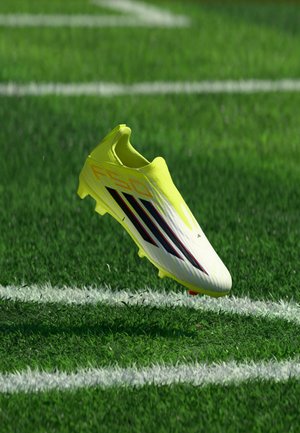 adidas Performance F50 LEAGUE LACELESS FIRM GROUND / MULTI GROUND KIDS UNISEX - Ποδοσφαιρικά παπούτσια για τεχνητό χλοοτάπητα - team solar yellow 2/core black/lucid red