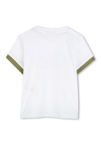 T-shirt bianco a maniche corte con dettagli verde oliva sulle maniche, caratterizzato da un collo rotondo e una texture in cotone liscia.