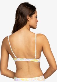 Blomstret bikinioberdel i pastelfarver. Materialet er blødt og strækmæssigt og har justerbare stropper samt en lukning med klips bagpå.