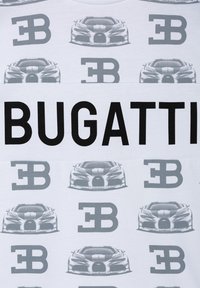 Maglietta bianca con grande testo nero "BUGATTI", caratterizzata da grafiche di auto grigie ripetute e logo "EB". Materiale in cotone morbido e design casual.