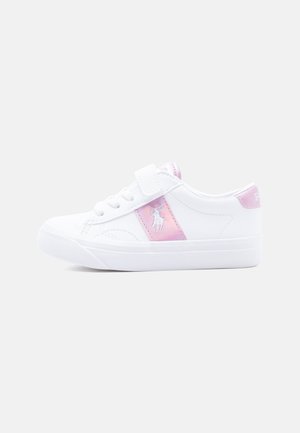 Pantof sport alb cu talpă joasă, cu panou lateral iridescent roz, șireturi și curea cu Velcro, având un logo de cal brodat pe lateral.