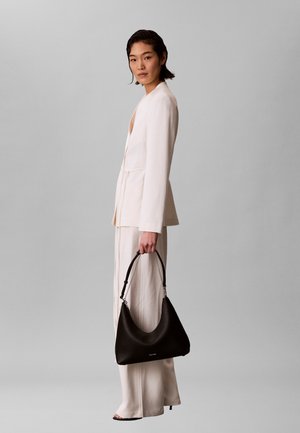 Calvin Klein EMBLEM SHOULDER - Sac à main - black