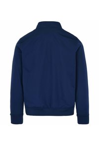 Giacca bomber blu navy con colletto alto, polsini elasticizzati e orlo a costine. Tessuto liscio, design minimalista e senza chiusure visibili.