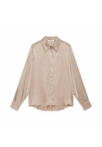 Camicia beige in raso a maniche lunghe con colletto a punta, chiusura frontale con bottoni e vestibilità morbida. Tessuto liscio e orlo leggermente arrotondato.